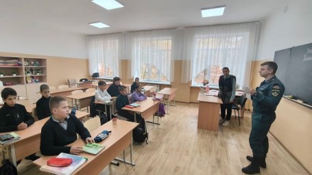 Встреча учащихся 1-5 классов с сотрудниками МЧС. Встреча учащихся 1-5 классов с сотрудниками МЧС.