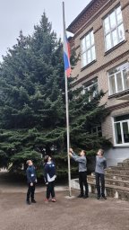 Традиционно передача дежурства по школе.